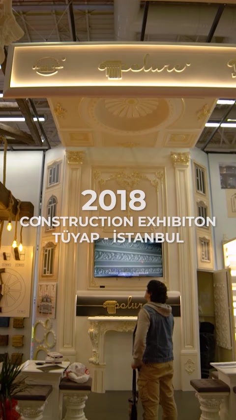 Indgang til 2018 Construction Exhibition stand med søjler på Tüyap Istanbul