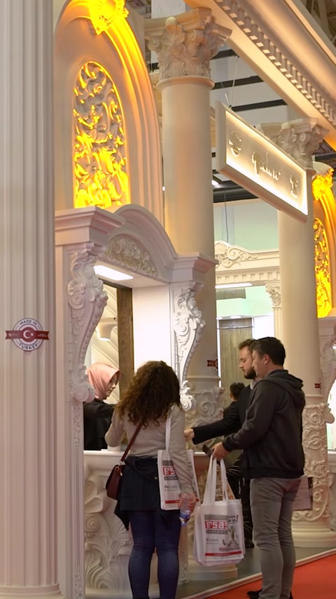 Besøgende der undersøger polyurethan pilaster og spejlramme display