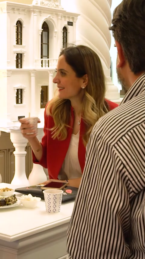 Kvinde der drikker kaffe ved siden af ornamental polyurethan søjlepiedestal