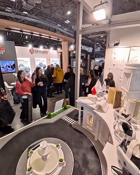 Návštěvníci se shromažďují kolem stánku s panely profilů sloupů a lišt