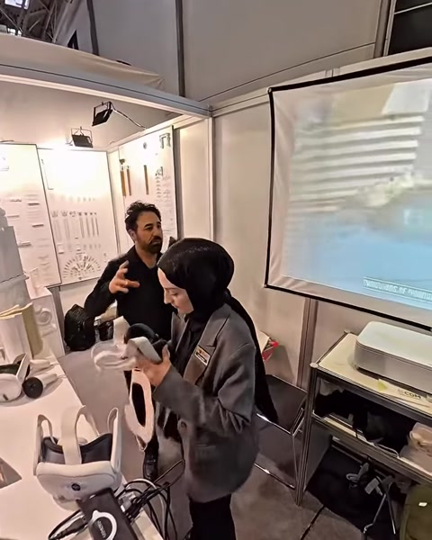 Muž a žena zkoušejí VR brýle u vystavených architektonických produktů