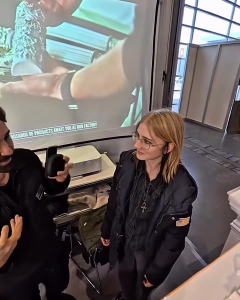 Detailní záběr na ruku upravující VR ovladač během architektonické ukázky