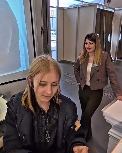Dvě ženy stojí u pultu stánku s dekorativními polyuretanovými prvky