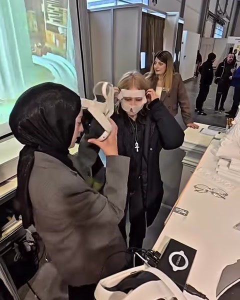 Žena s VR brýlemi je provedena virtuálním neoklasickým interiérem