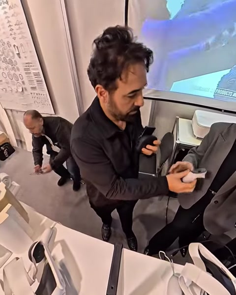 Muž drží VR ovladač, zatímco obrazovka zobrazuje 3D architektonický model