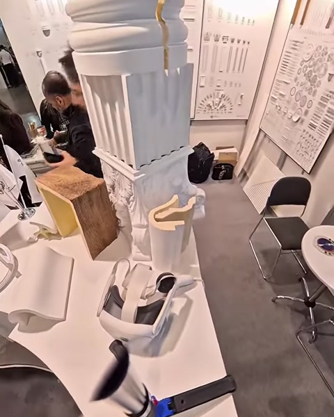 Vzorek polyuretanového sloupu vystavený vedle bloku s dřevěnou texturou na stojanu