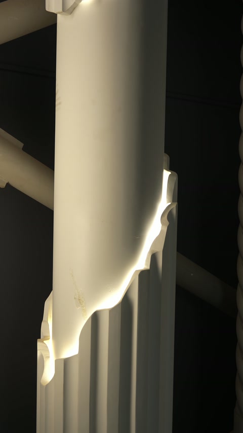 Hladký dřík sloupu má osvětlený ozdobný přechodový detail