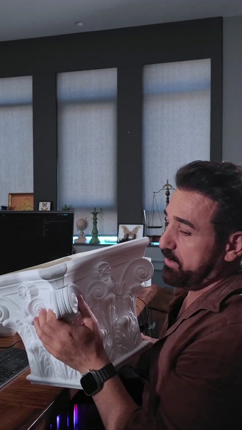 Ο παρουσιαστής εμφανίζει το τελειωμένο δείγμα κεφαλιού στήλης σε γραφείο γραφείου