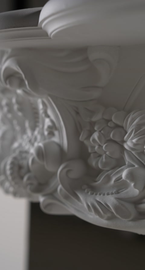 Detailní vyřezávaná konzola s vrstvenými listy a květinovou ornamentikou