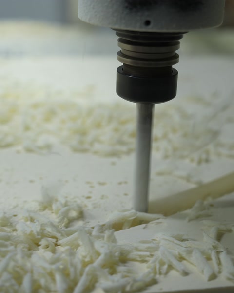 Nærbillede af præcisionsbearbejdning på et dekorativt produktionsstykke.