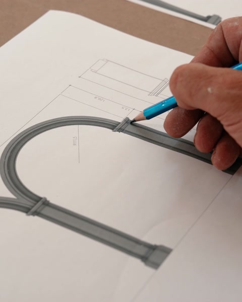 Teknisk tegning definerer formen på et buet dekorativt element.