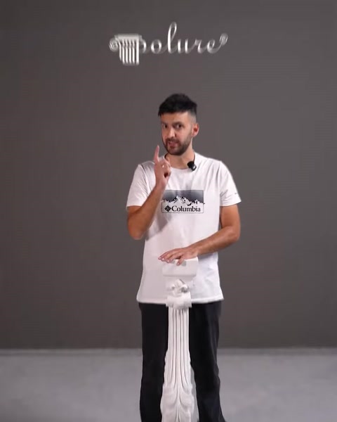 Il presentatore introduce i prodotti decorativi architettonici in poliuretano Polure davanti alla telecamera