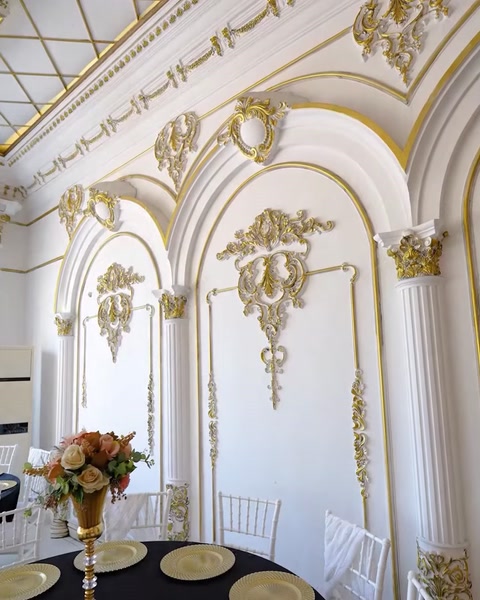 Pannello a parete con cornice decorativa bordata d'oro e vaso floreale