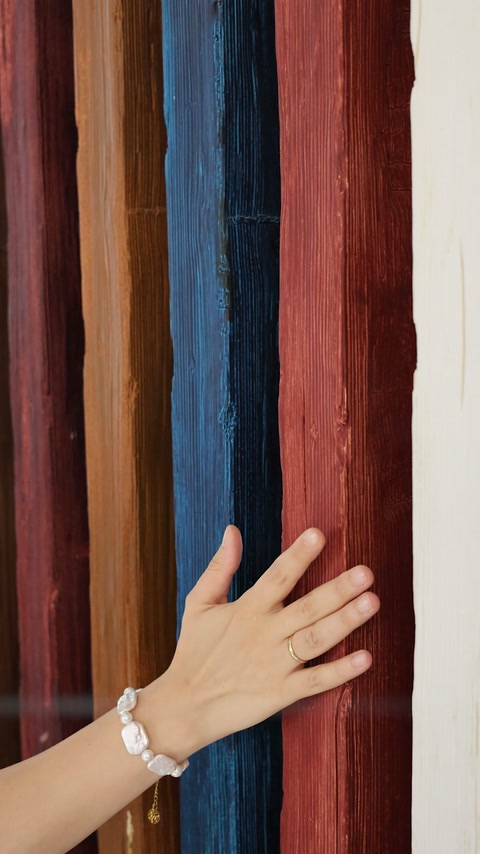 Des finitions imitation bois colorées présentent des tons bleus, rouges et naturels.