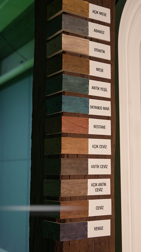 Des échantillons de finition empilés comparent plusieurs options de couleurs imitation bois étiquetées.