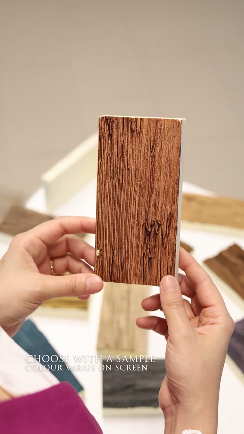 Un échantillon physique présente une chaude couleur bois sous l’éclairage intérieur.