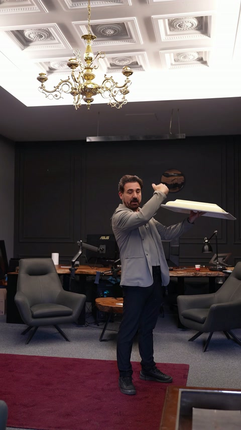 Čtvercový kazetový panel s kopulí je zobrazen pod odpovídajícím zdobeným stropem