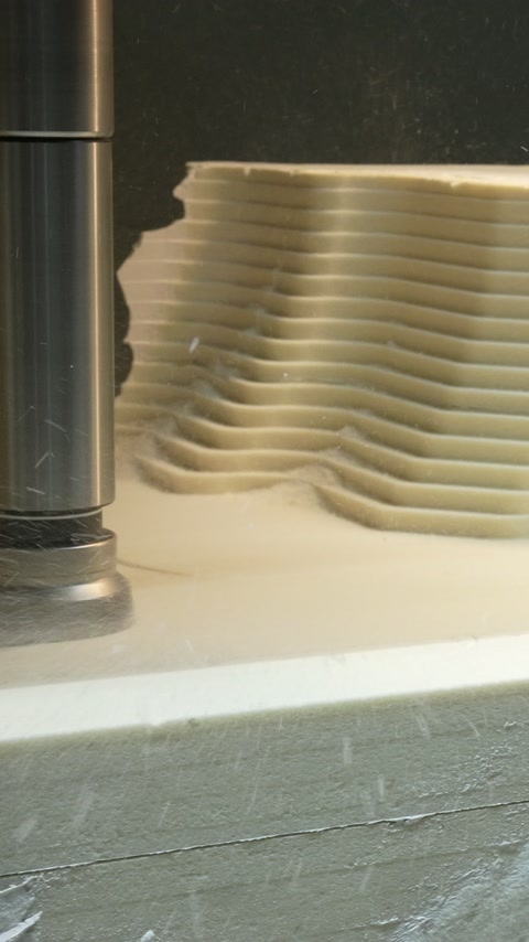 Eine Fräse formt während der Werkstattproduktion ein mehrschichtiges Polyurethanprofil.