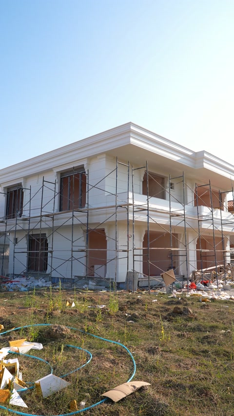 Während der Montage der Außenprofile umgibt ein Gerüst die Fassade.
