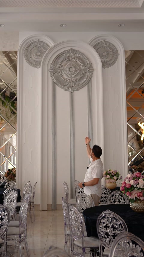 Ornamentale Wandreliefs und Pilaster schaffen eine repräsentative Innenraumkomposition.