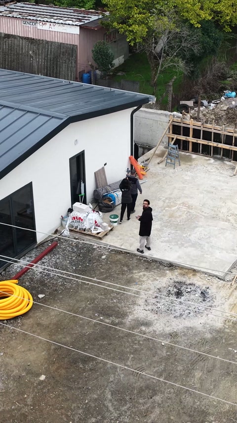Une vue en hauteur montre la cour paysagée et l’extérieur du bâtiment.