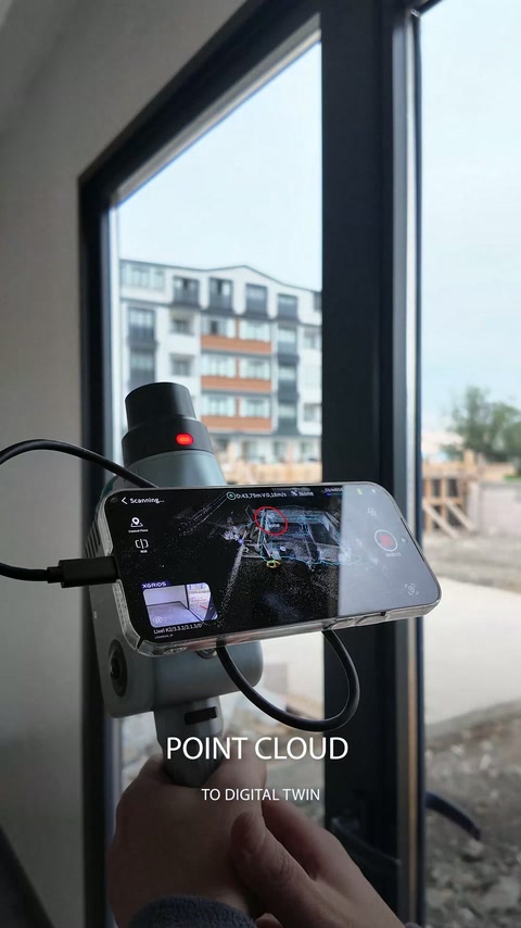 L’écran du scanner suit les données spatiales à côté d’une grande fenêtre.