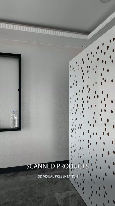 Une pièce achevée révèle une moulure de plafond décorative et une cloison ajourée.