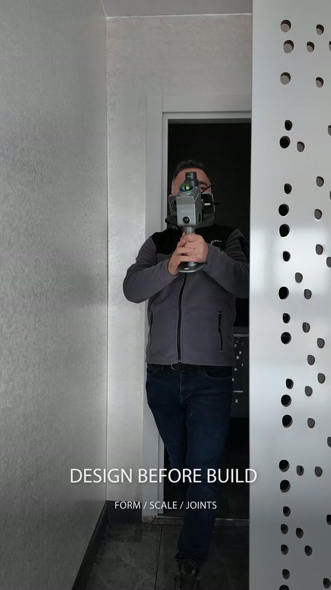 L’opérateur relève l’encadrement de la porte et la séparation intérieure à motifs.