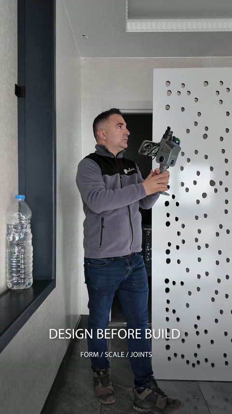 Le technicien dirige le scanner portatif vers les détails du plafond et de la cloison.