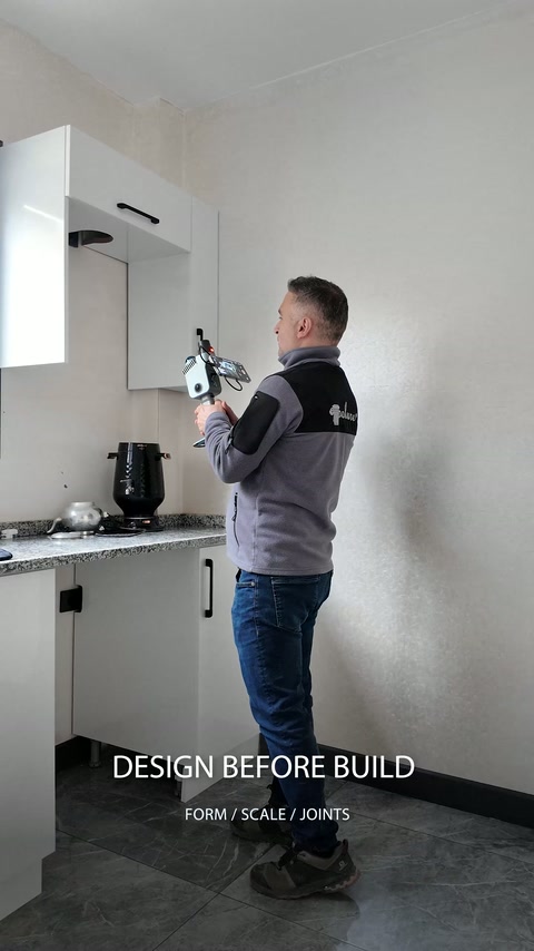 Les murs et les meubles de cuisine sont enregistrés avec un équipement de numérisation portatif.