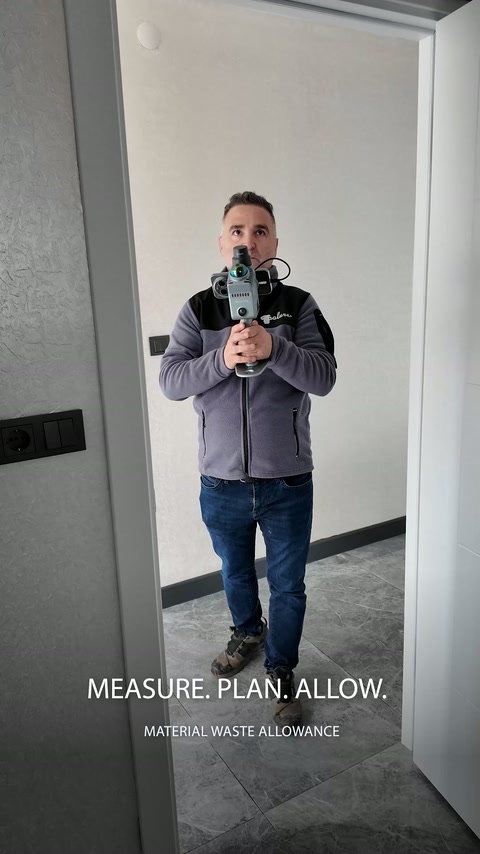 Le relevé frontal capture la géométrie de la pièce à travers une porte ouverte.