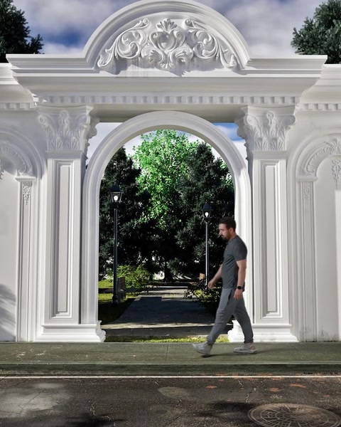 Baigtas įėjimo portalas su vainiku, kolonomis ir pilastrais, įrėminančiais sodo vaizdą