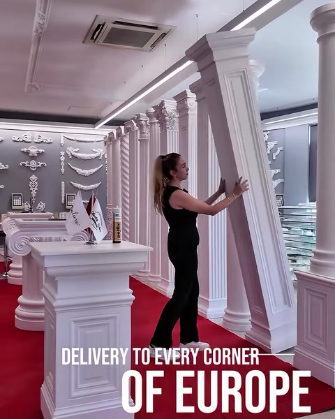 Žena sa dotýka žliabkovaného polyuretánového piliera vo vystavenej ukážke showroomu