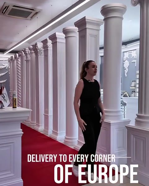 Modely žliabkovaných pilierov usporiadané pod stropným osvetlením showroomu