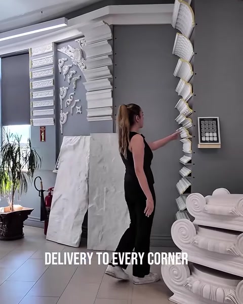 Špirálovo krútený dizajn stĺpa zobrazený na stene showroomu