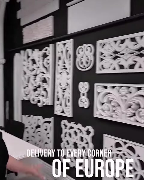 Detailný záber na vyrezávané ozdobné panely s kvetinovými motívmi
