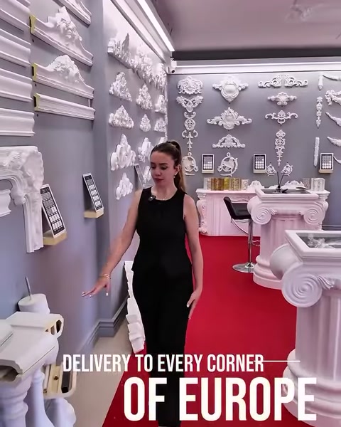 Žena stojaca pri stole s balustrádou v sále showroomu