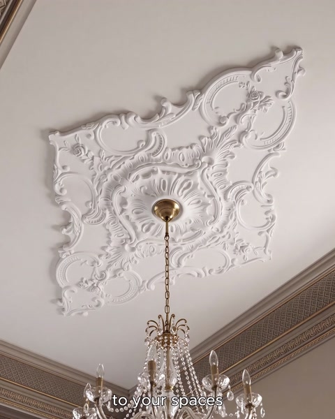 Minimalistická bílá stropní rozeta namontovaná nad řetězem závěsného lustru
