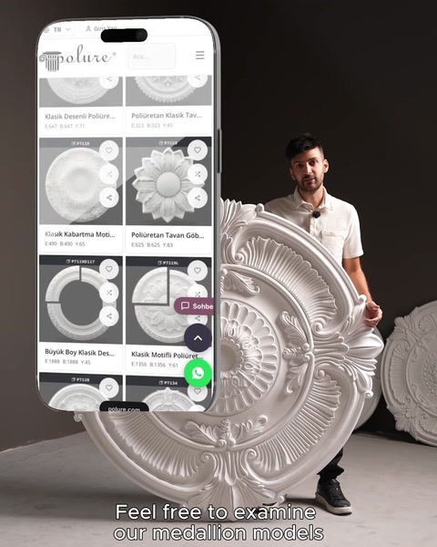 Muž drží rozetu vedle obrazovky telefonu zobrazující online katalog produktů