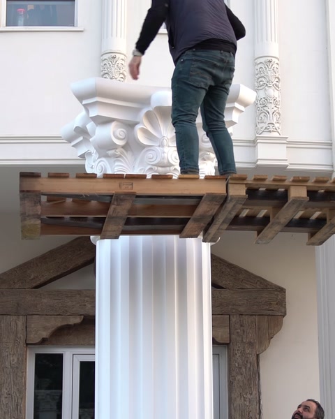 Ozdobná hlavice je namontována na dokončeném drážkovaném sloupu.