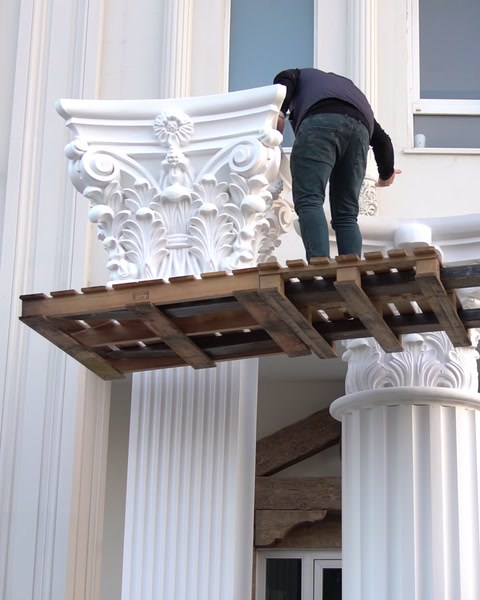 Detailní pohled na ozdobnou hlavici s detailně vyřezaným akantem.
