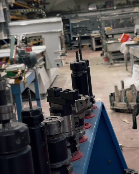 Rangée de machines de coulage et de dosage dans l'atelier de moulage