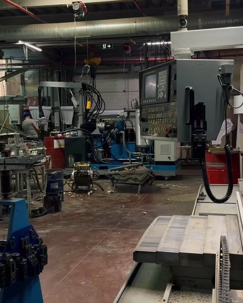 Vue large de l'atelier de moulage avec rail aérien et machines