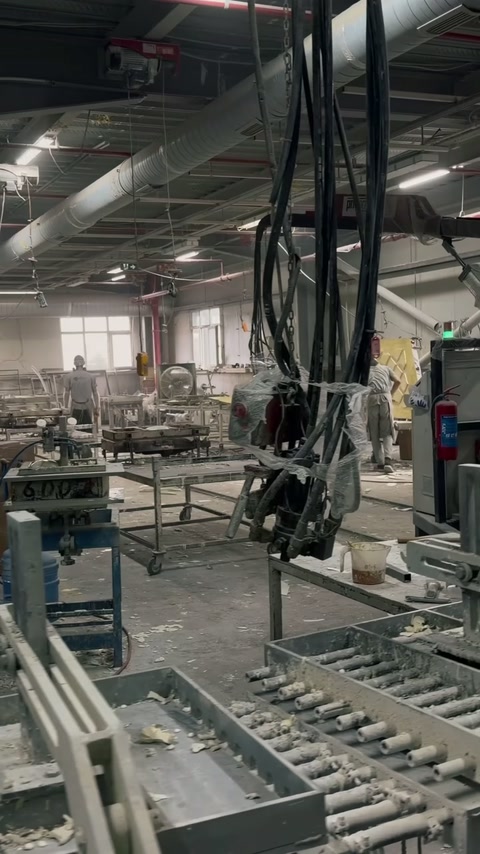 Pakabinti žarniai aptarnauja liejimo įrangą per užimtą gamybos grindį