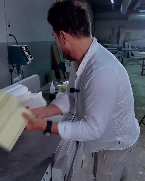 Забърсване и довършване на отрязан участък корниз на ръка