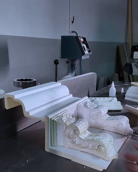 Монтиране на волутната конзола в ъгъла на правия корниз