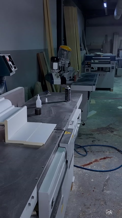 Lijm en spuitlijm naast de zaagmachine