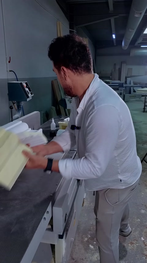 Een gezaagde kroonlijstlengte met de hand afnemen en afwerken