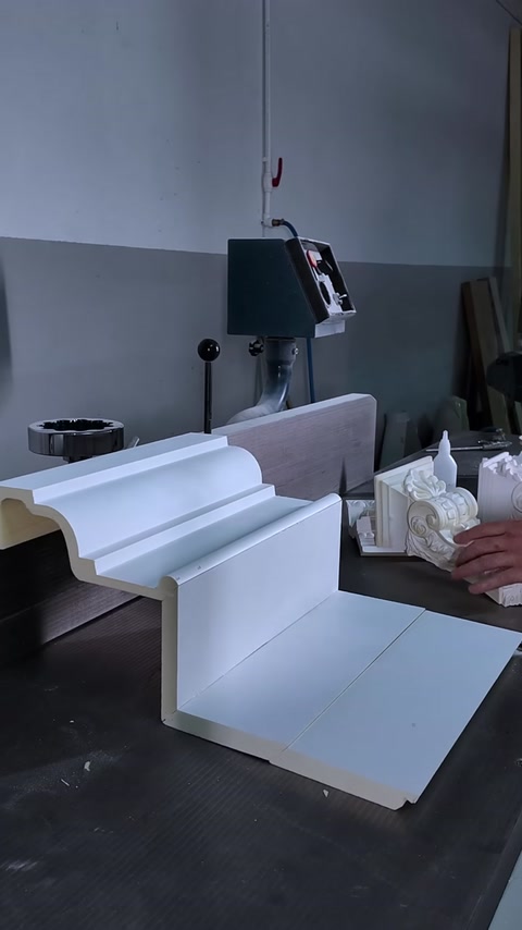 Een rechte kroonlijst en een gesneden voluutconsole op de werkbank