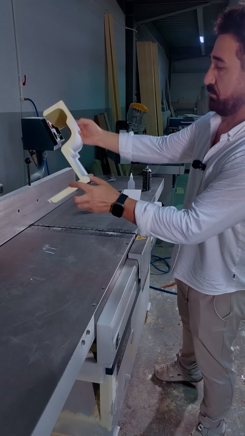 Vakman vergelijkt een sierlijk hoekornament met het listprofiel.